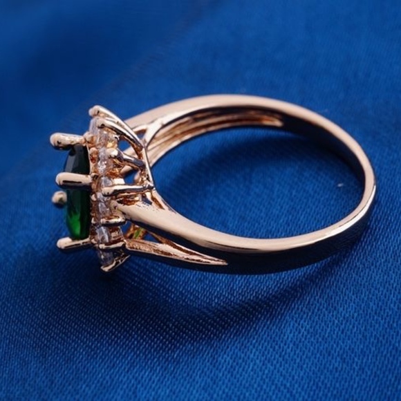 18 Carat Gold Plated Green Diamond Imitation Ring - Picture 5 of 6